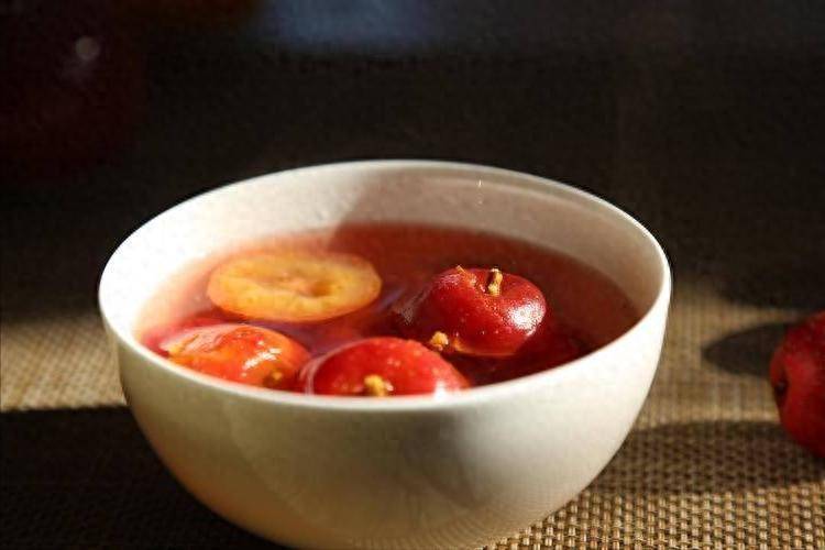 山楂水立大功,医生发现:高温天常喝山楂水,或对4个疾病有益处