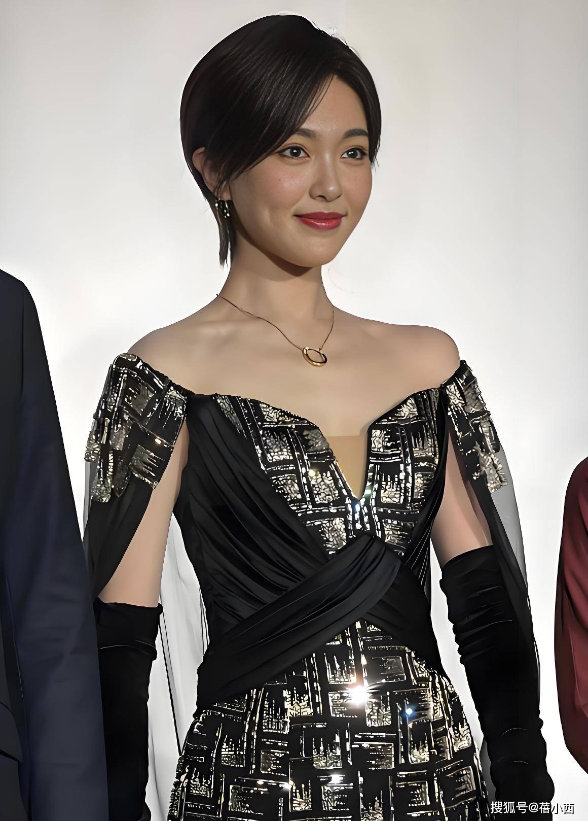 原创            41岁唐嫣剪短发后像换了个人，穿露肩裙亮相又美又飒，差点认不出