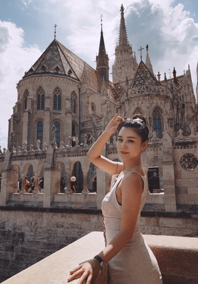 王雷夫妇带儿子匈牙利过暑假，李小萌少女脸，但大粗腿像有130斤