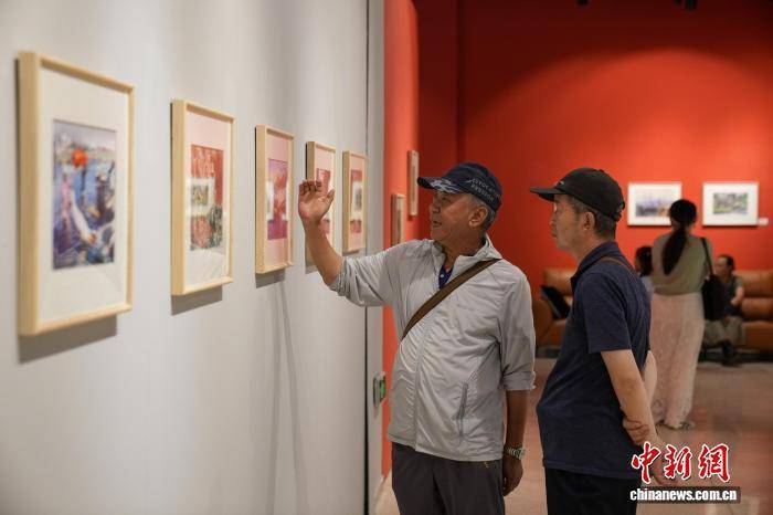 云南画家张长利：用水彩讲述中外民间故事