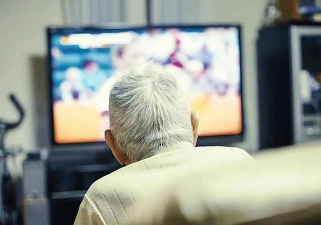 医生警告：一旦过了60岁，宁可每天在家看电视，也要少干这4件事