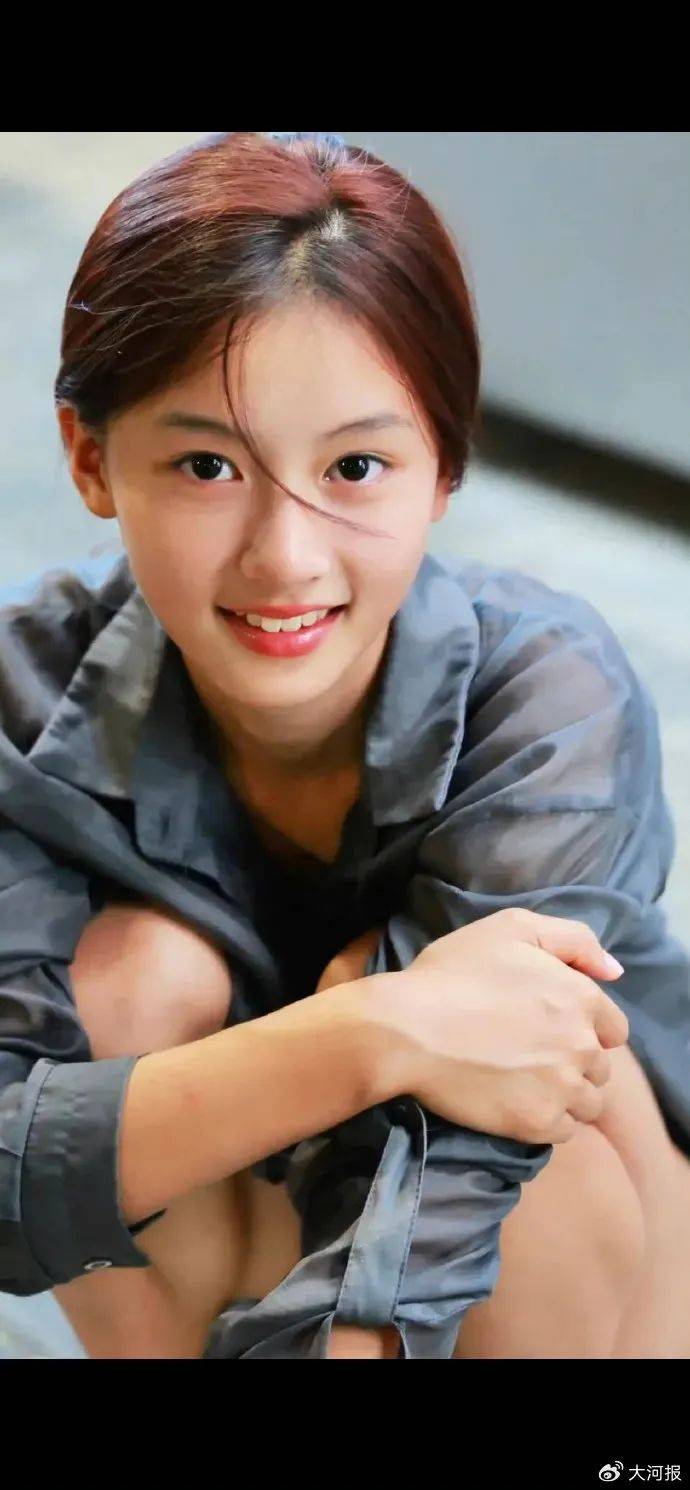 15岁女孩七七1分钟视频报价1万，因神似张柏芝走红，七七妈妈曾称以学业为由拒绝于正邀约