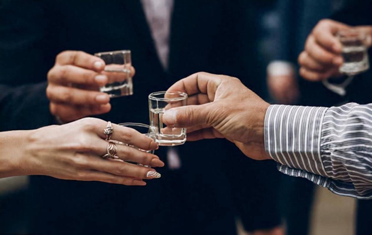 医生发现：男性若长期不喝酒，用不了多长时间，身体或有5大改变