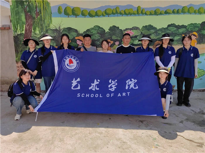 安徽财经大学艺术学院青年学子把课堂搬到田间地头