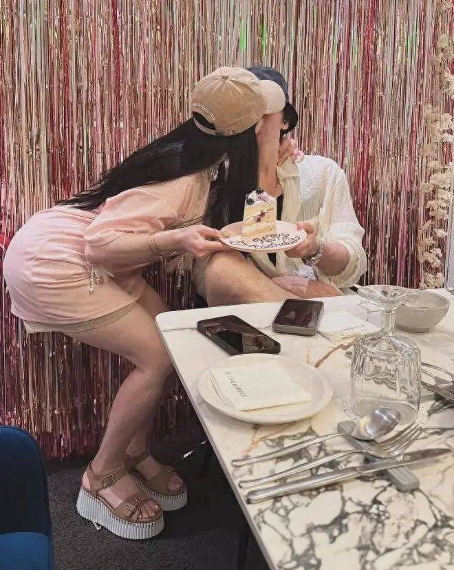 钟丽缇为张伦硕庆生大撒狗粮 亲吻合影恩爱十足