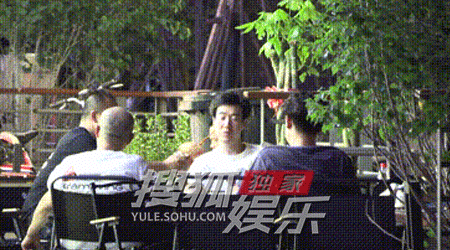 常远和朋友路边惬意撸串 临走前还弯腰再吃上几口