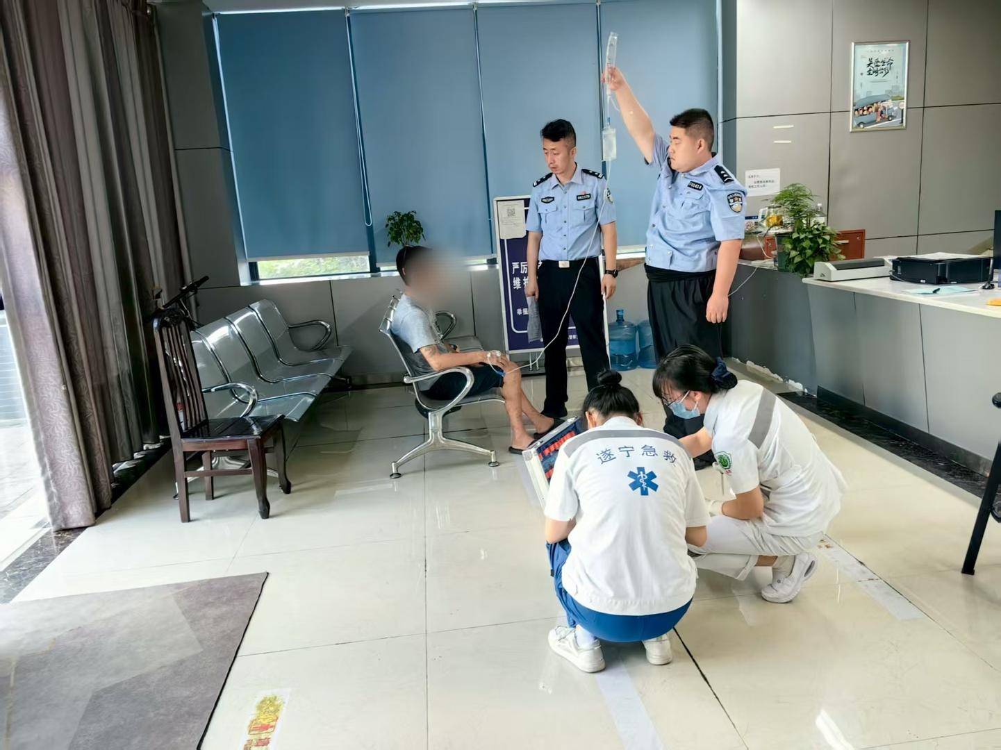 男子在交警队办业务突然晕厥：糖尿病并发症引发严重低血糖，输液20分钟缓过来了