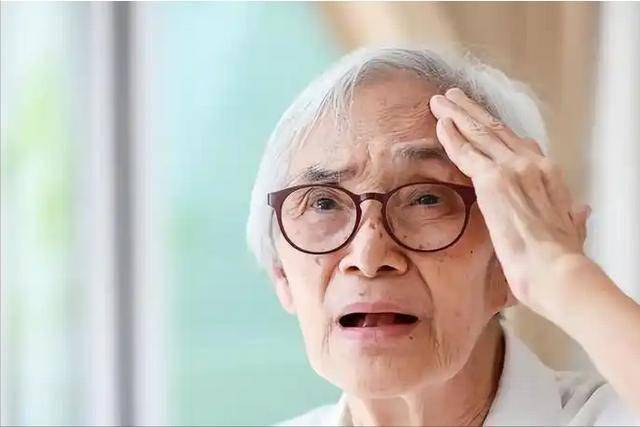 医生强调：老年痴呆的信号，不是记忆力减退，而是走路出现这异常
