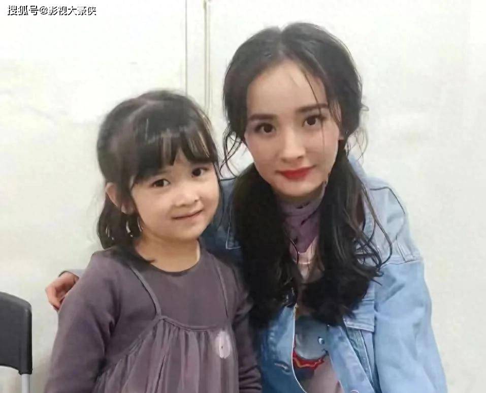 原创            杨幂藏女8年拒5千万综艺：不晒的母爱，藏着所有妈妈的痛