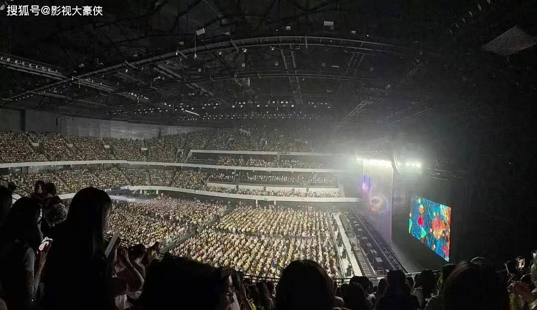 原创            3小时36首歌！刘宇宁演唱会太“疯”，粉丝：场外听都赚
