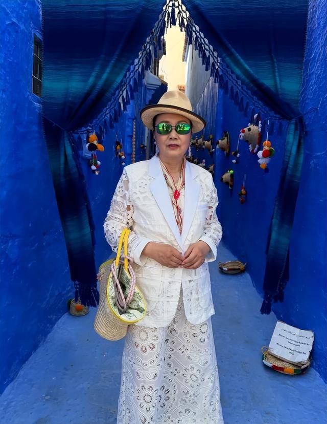 76岁汪明荃新综艺惊艳全网，与TVB力捧小生同游摩洛哥，美照刷屏