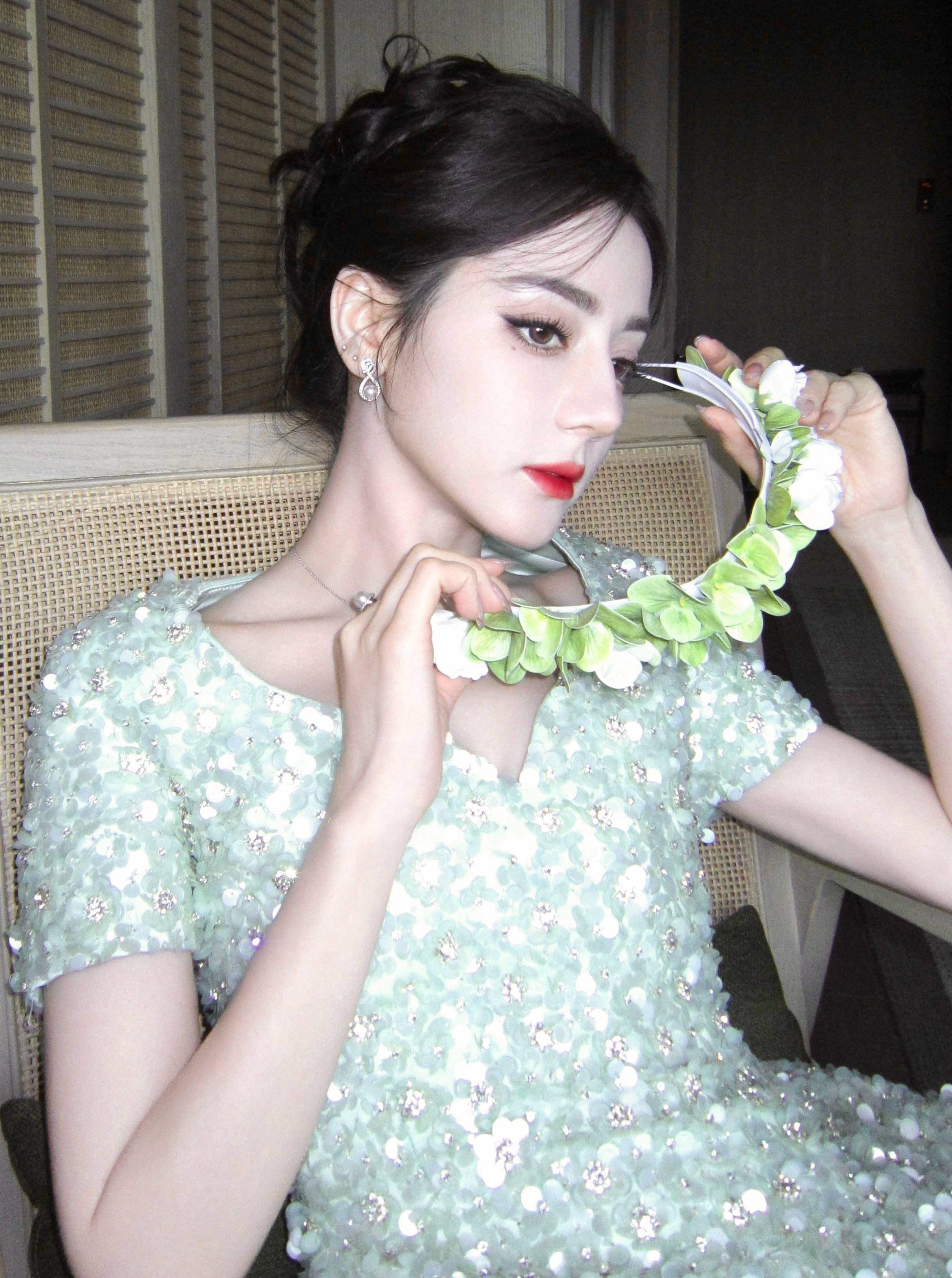 迪丽热巴穿浅绿长裙灵动秀美 侧脸精致天鹅颈线条吸睛