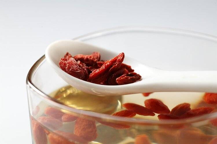 原创            38岁男子坚持每天喝枸杞水降血糖、养肾，3个月后健康情况如何？