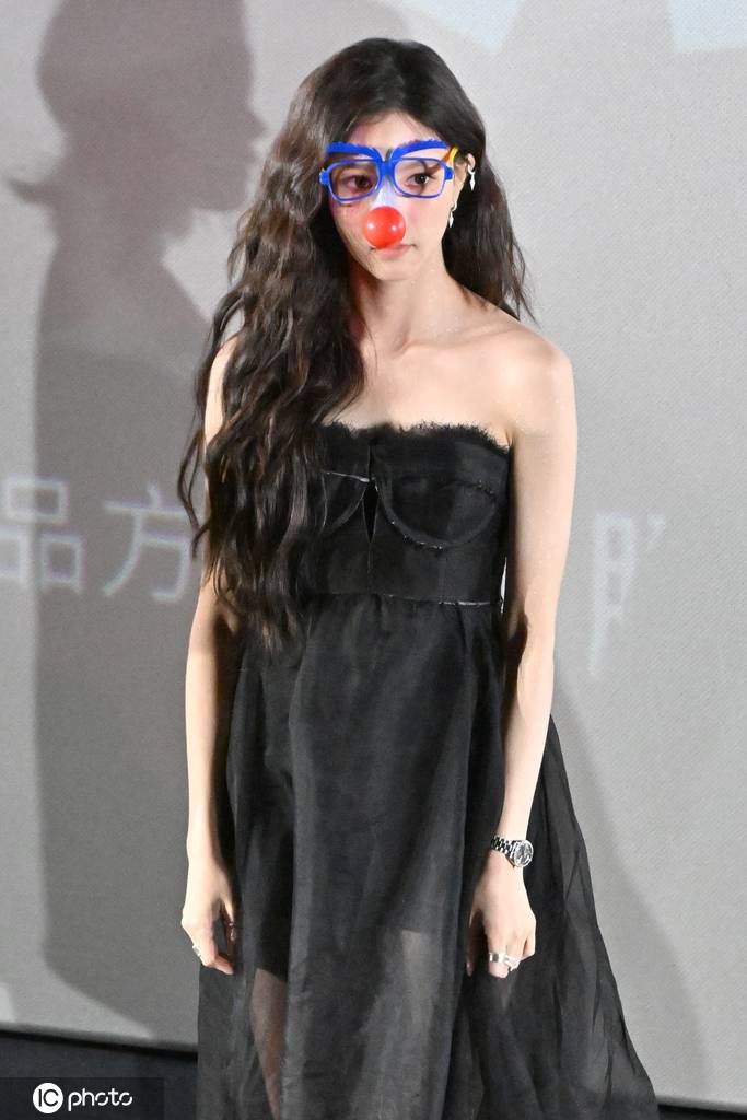 宋妍霏亮相电视剧《她的生存之道》超前观影会