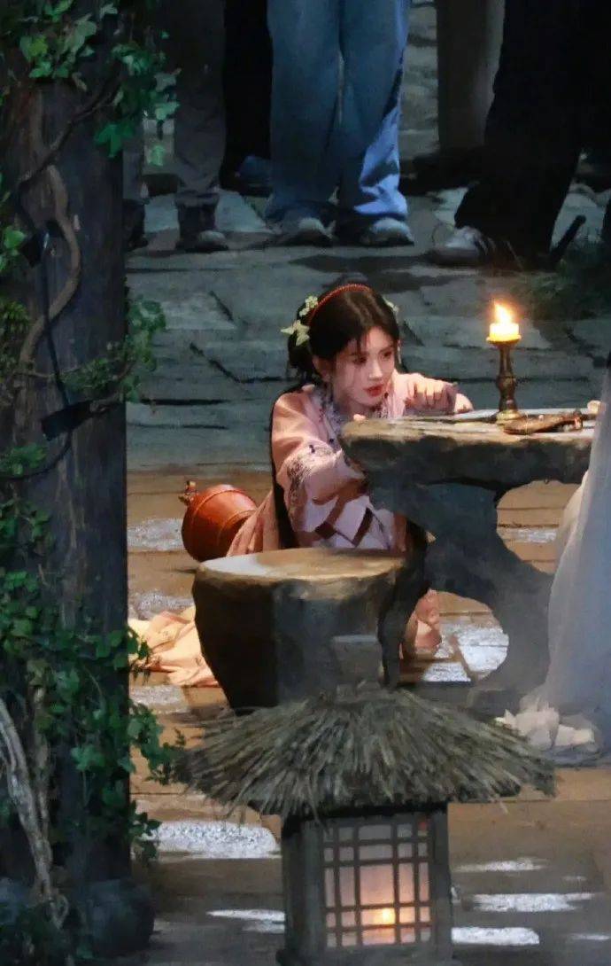 演员鞠婧祎片场突发意外摔倒，下巴重重磕到石桌边缘