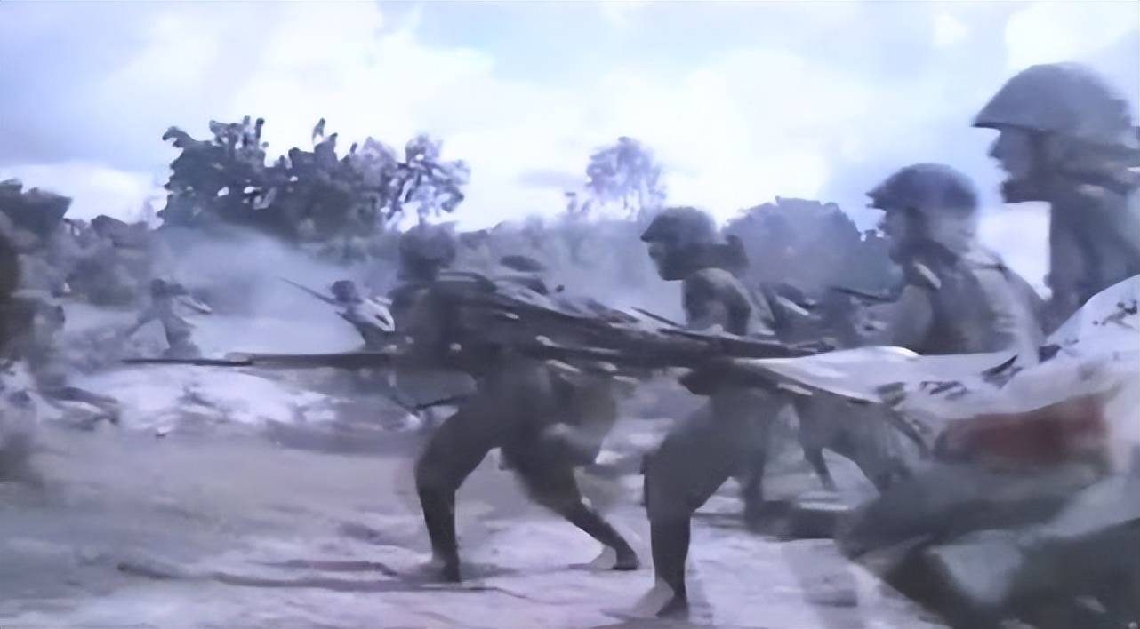 原创            二战日军真实老照片：镜头下进行万岁冲锋的日军，疯狂如魔鬼