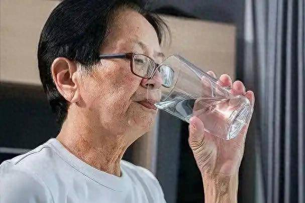 调查发现：大量喝水的高血压患者，用不了多久，身体或有3大变化