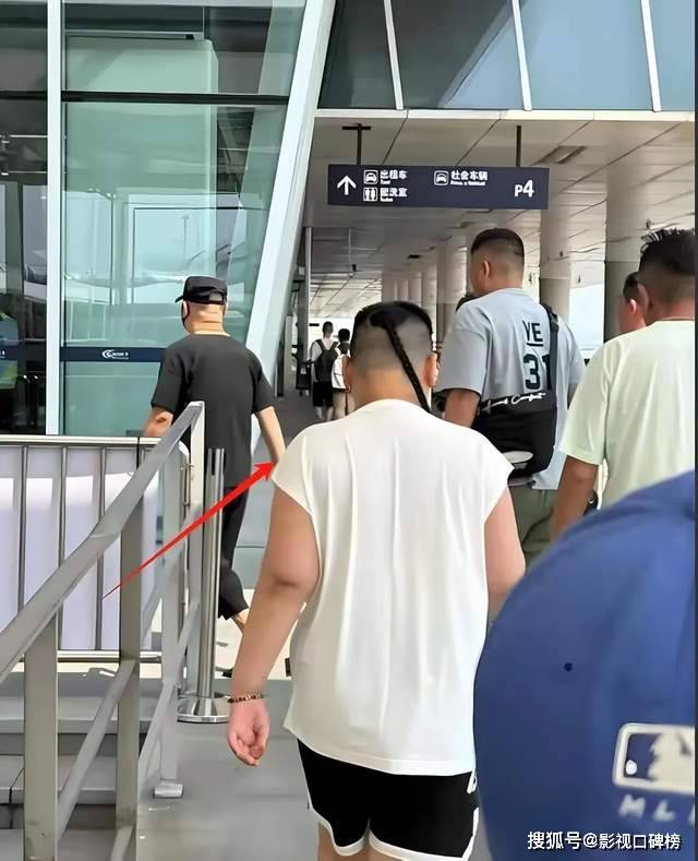 原创            郭德纲带小儿子演出，10岁郭汾阳白白胖胖留小辫，身高近170