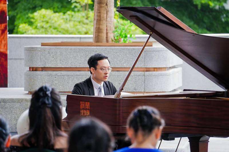 “中国文化名人大营救艺术荟”在龙华深情上演