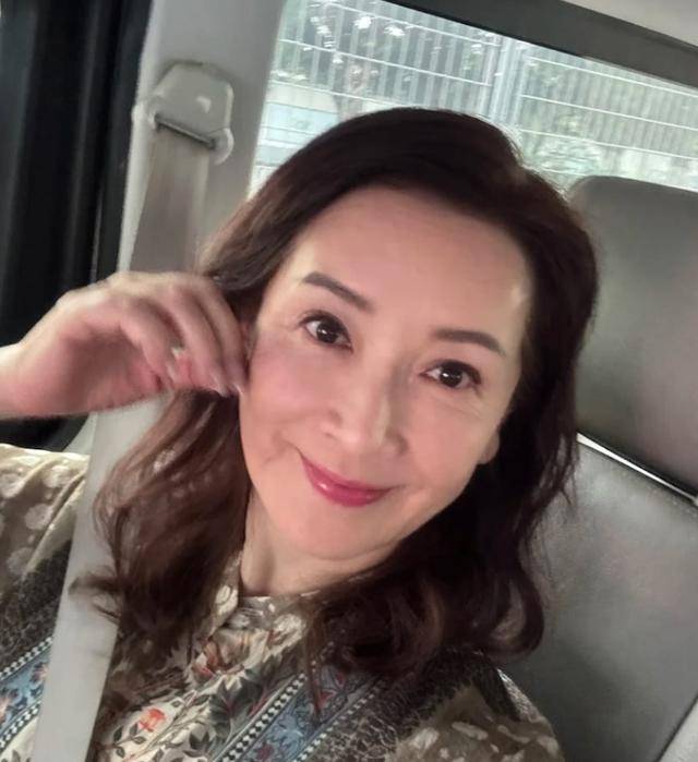 TVB老戏骨近照引热议，《新闻女王2》被指显老，粉丝力挺自然美