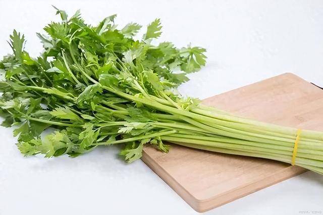 芹菜是血压“调节剂”？心血管科医生：血压偏高，这4种可多吃
