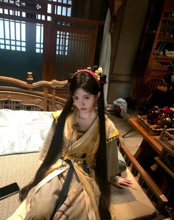 鞠婧祎着鹅黄色上衣灵动可爱 嘟嘴卖萌少女感十足