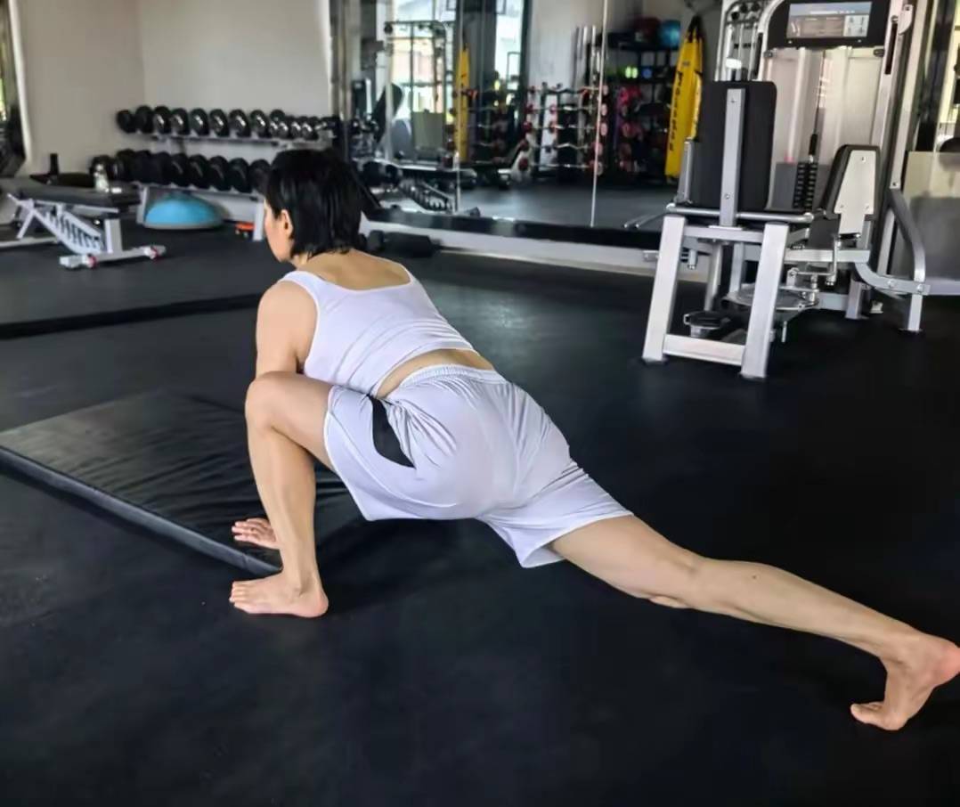 原创            袁立晒健身照，瘦出小蛮腰减重15斤，52岁老公大肚子油腻小12岁