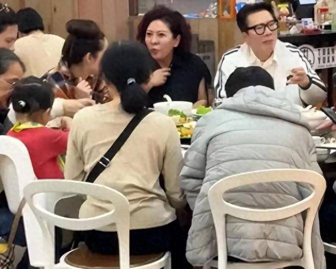 原创            向太一家聚餐，郭碧婷发型凌乱素面朝天，向佐胡子拉碴像流浪汉