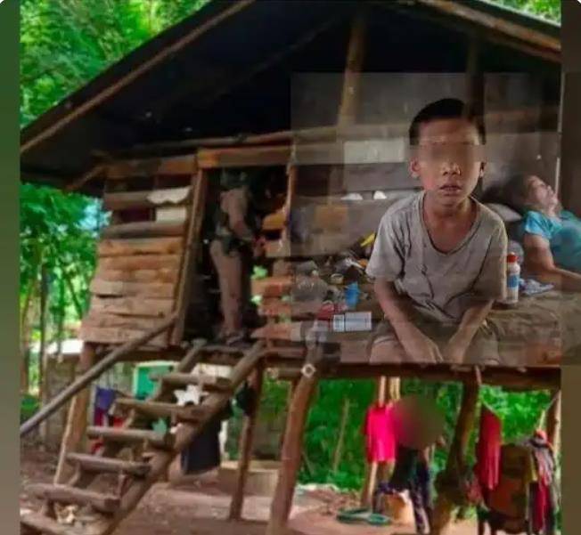 泰国8岁男孩在“毒窝”长大，与6只狗同住，如今不会说话只会犬吠