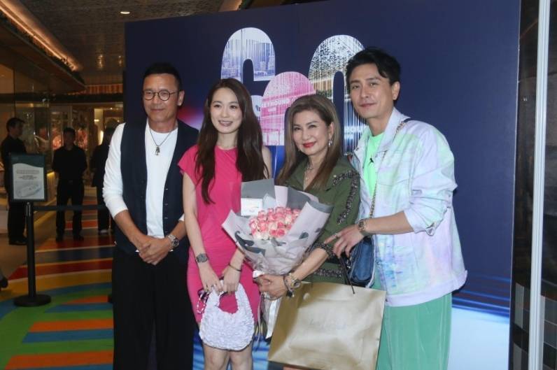 原创            曾志伟和女星合影姿势引争议，没有边界感的明星们，太让人上头了