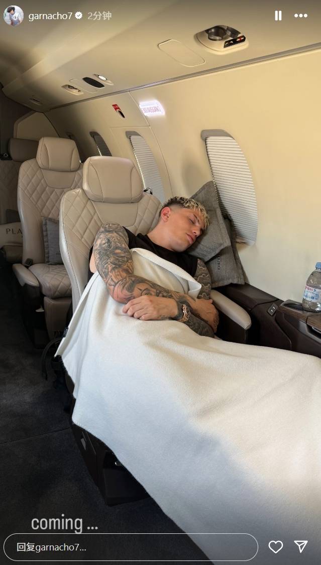 这是去哪儿加纳乔晒飞机上睡觉照片，配文：来了