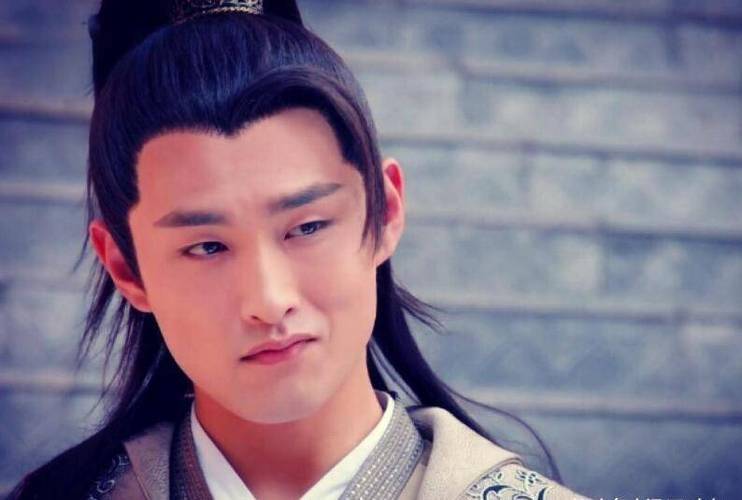 原创            王彦霖综艺笑劈叉，演反派亲妈遭骂，淬火年代反差大