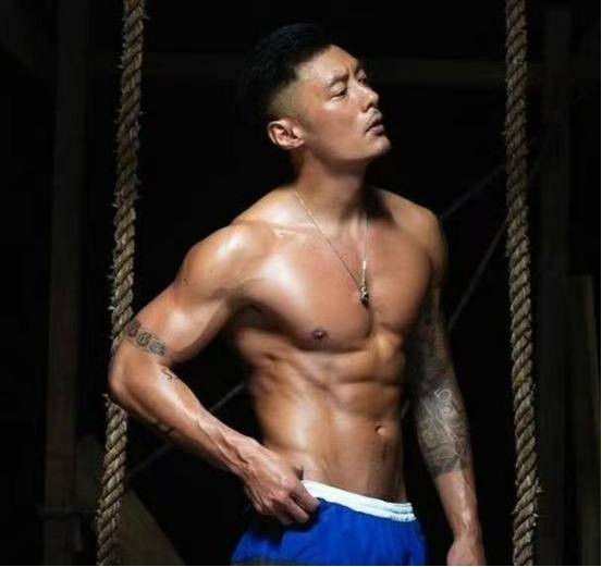 余文乐现身成都，身高却被疑造假，颜值天花板曾被嘲像60岁阿伯