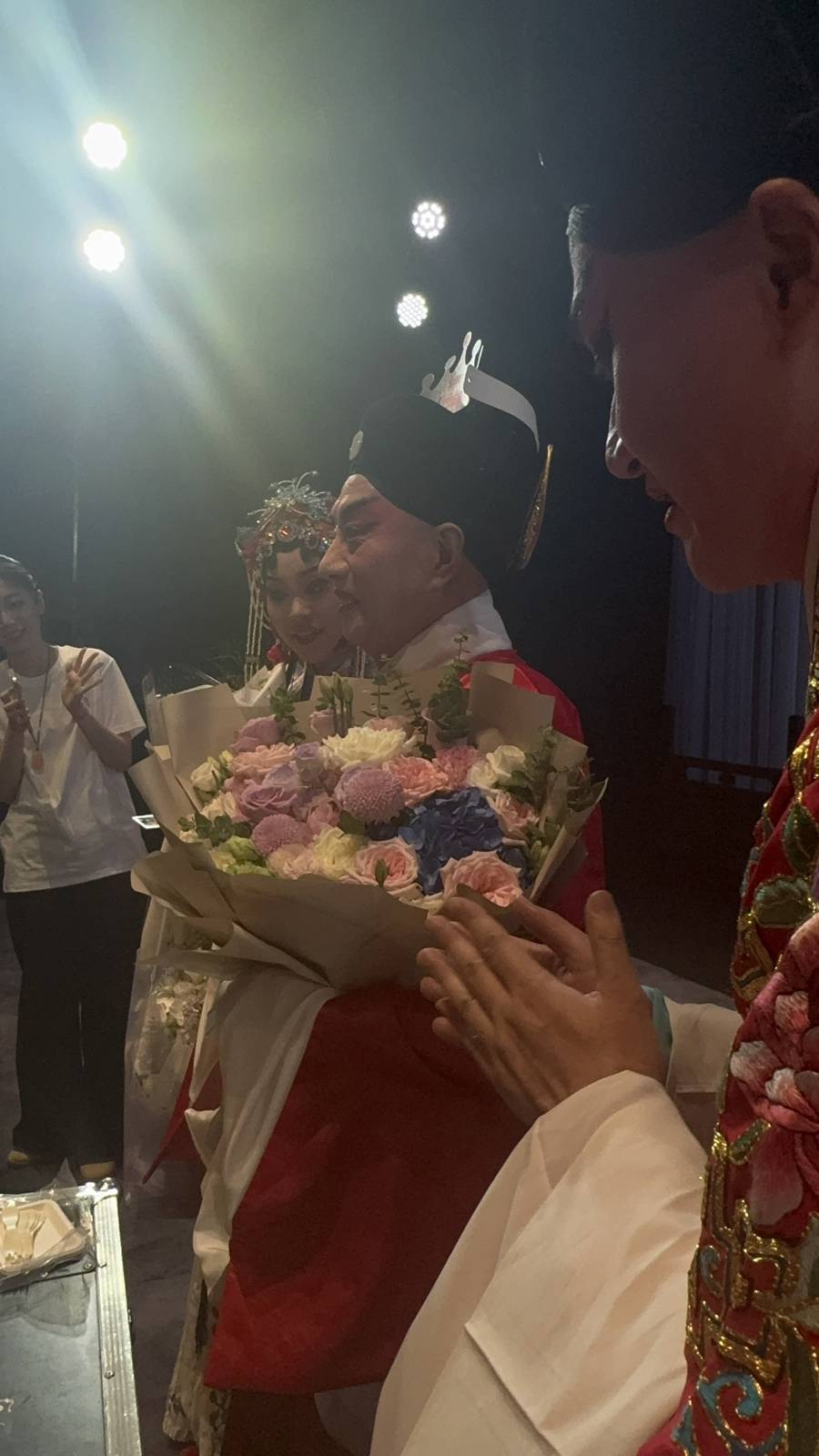 “生日快乐！”国宝级昆曲艺术家蔡正仁与学生孙女共度难忘一夜