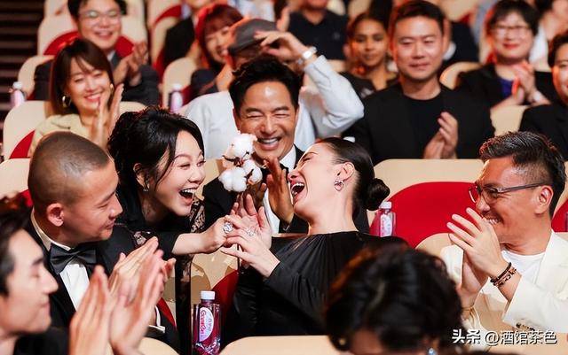 原创            一张“神图”，演员间的微妙表情，将内娱人情世故体现的淋漓尽致