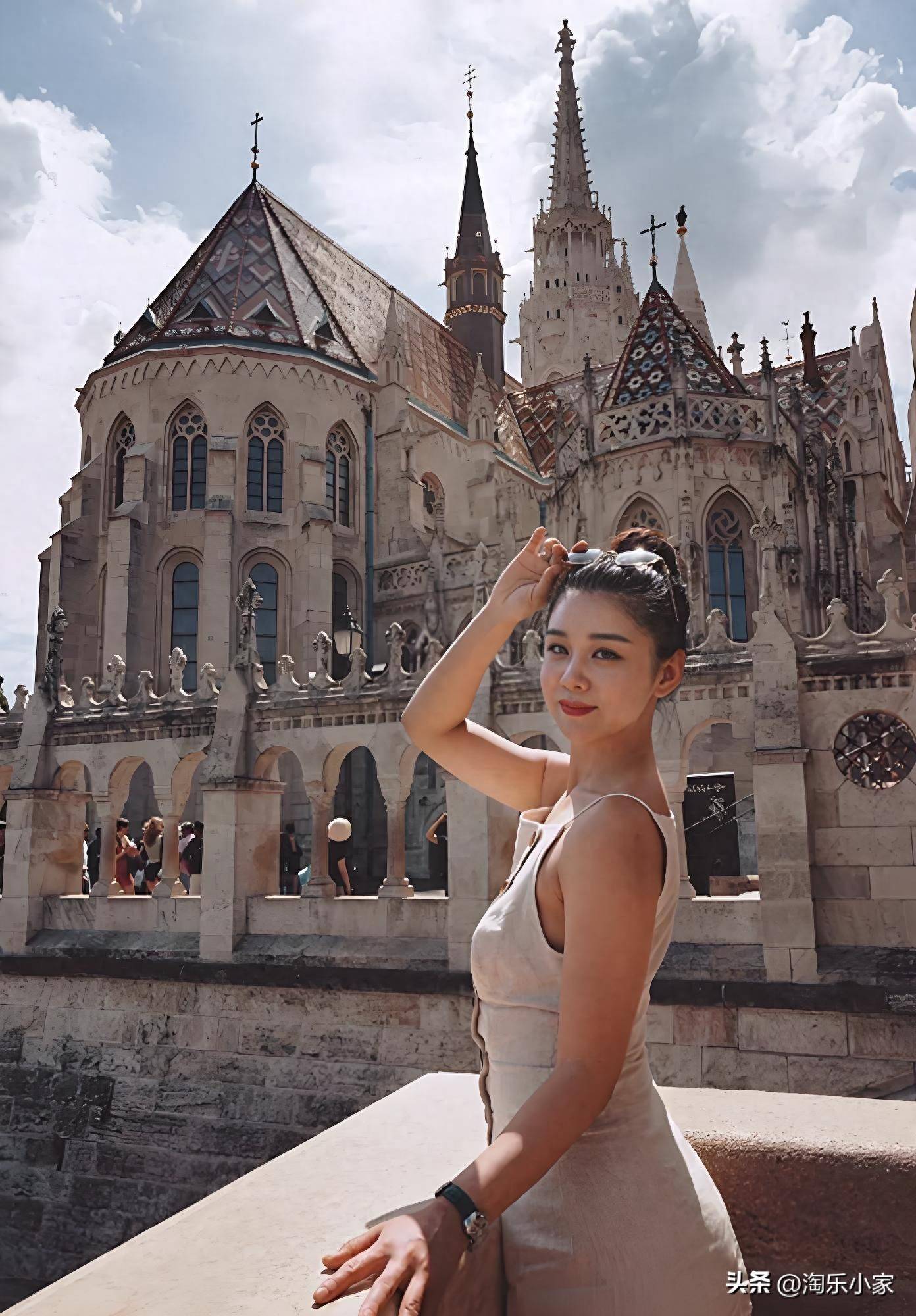 原创            李小萌一家四口到国外过暑假，生图直出，少女脸配130斤腿？