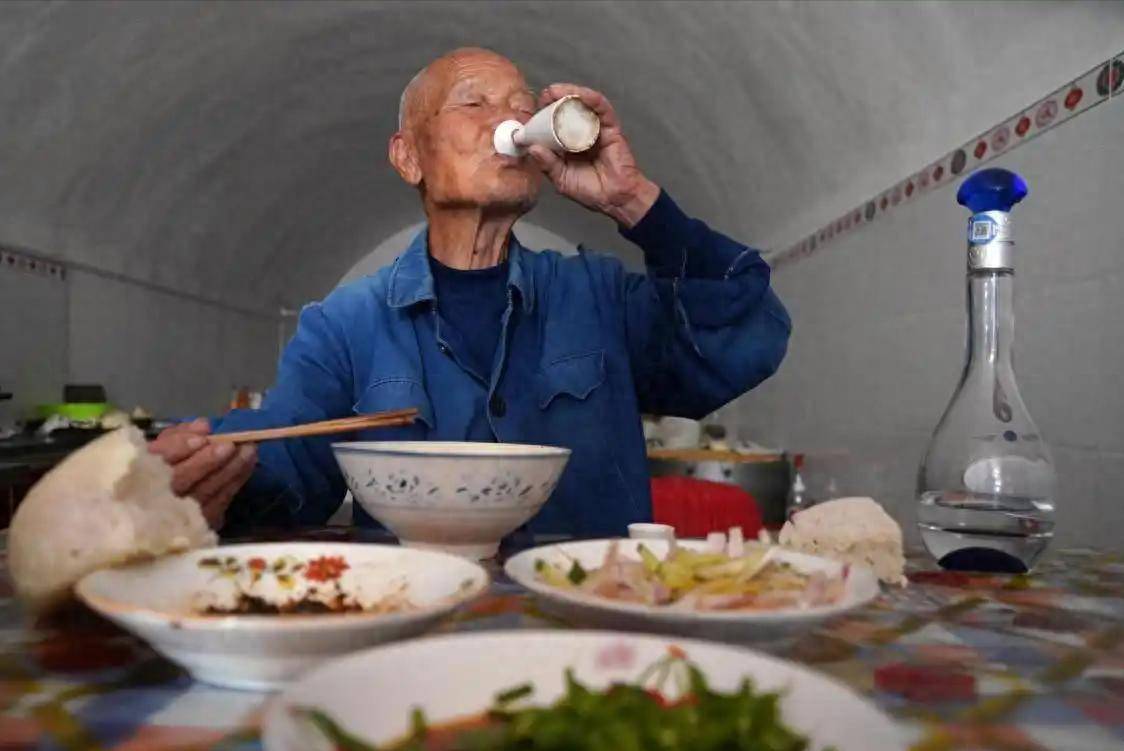 医生发现：老人若长期不喝酒，用不了多长时间，身体或有4个变化