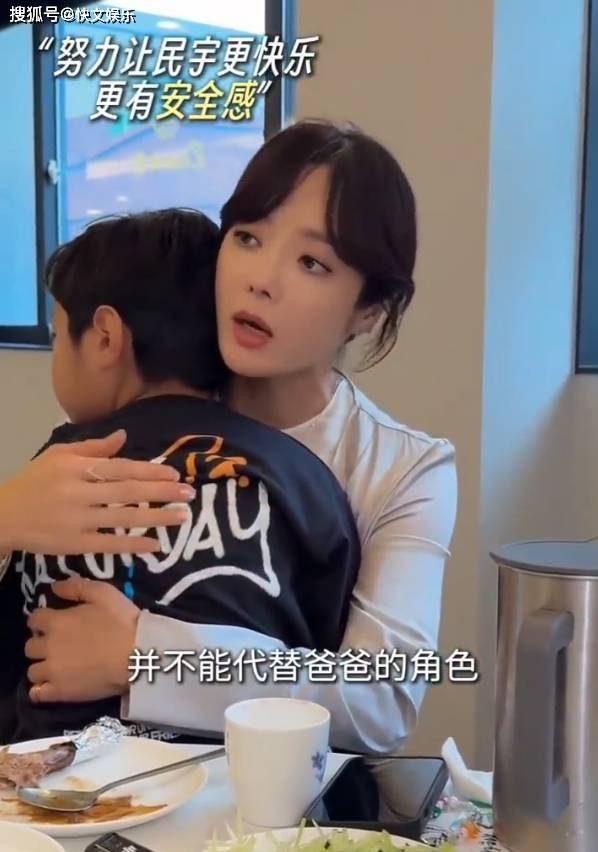 原创            46岁蔡琳带7岁儿子吃烤鸭！风韵犹存不愿意再婚，结婚未必就幸福