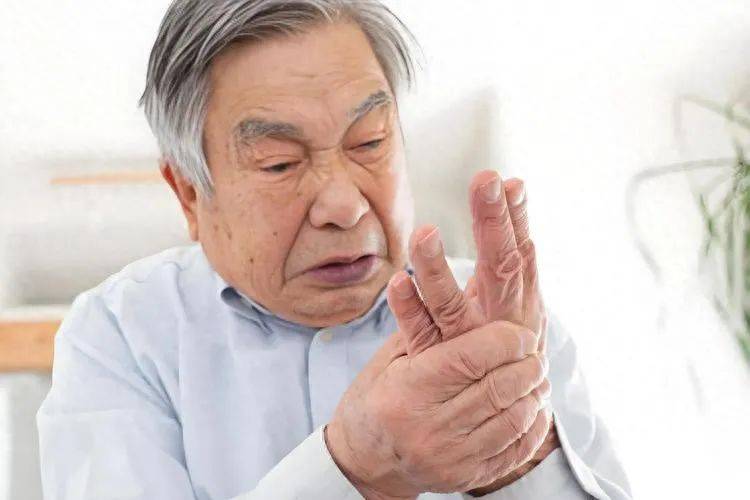 帕金森病人最后都是咋去世的？医生无奈摇头：这3种痛苦躲不掉