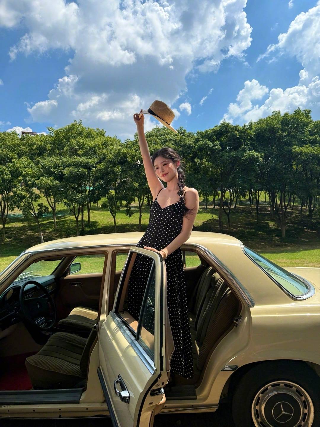 林允晒户外美照元气满满！穿黑色波点吊带裙秀好身材