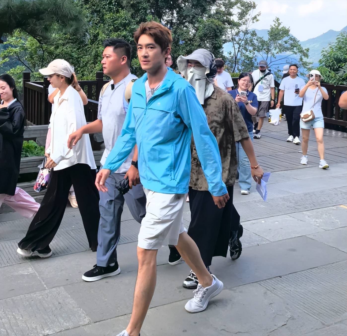 原创            37岁林更新近照太沧桑，皮松脸垮像50岁，网友劝其少熬夜打游戏