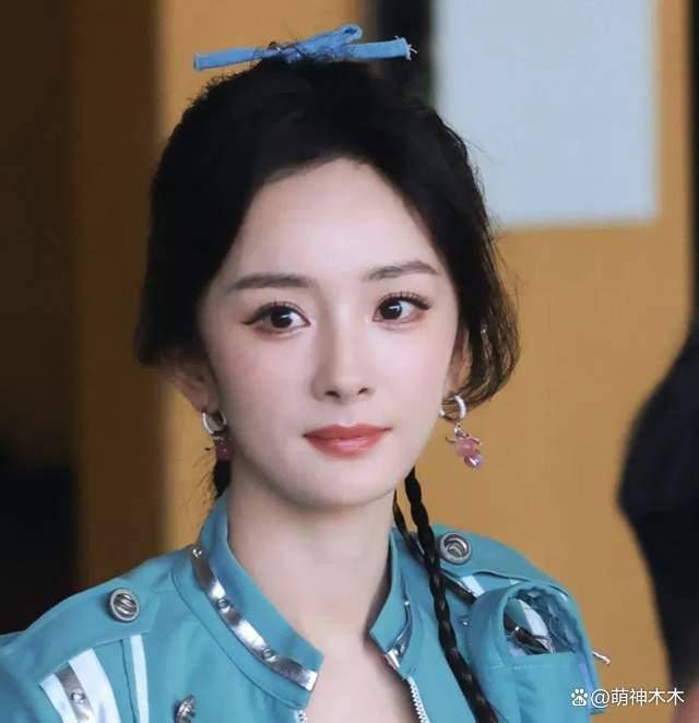 原创            38岁杨幂颜值回春，梳高马尾穿白裤子身材似少女，脸颊都饱满了