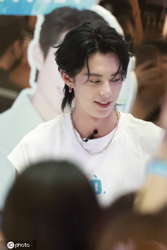 王鹤棣现身佳得乐品牌成都活动 白色T恤帅气阳光