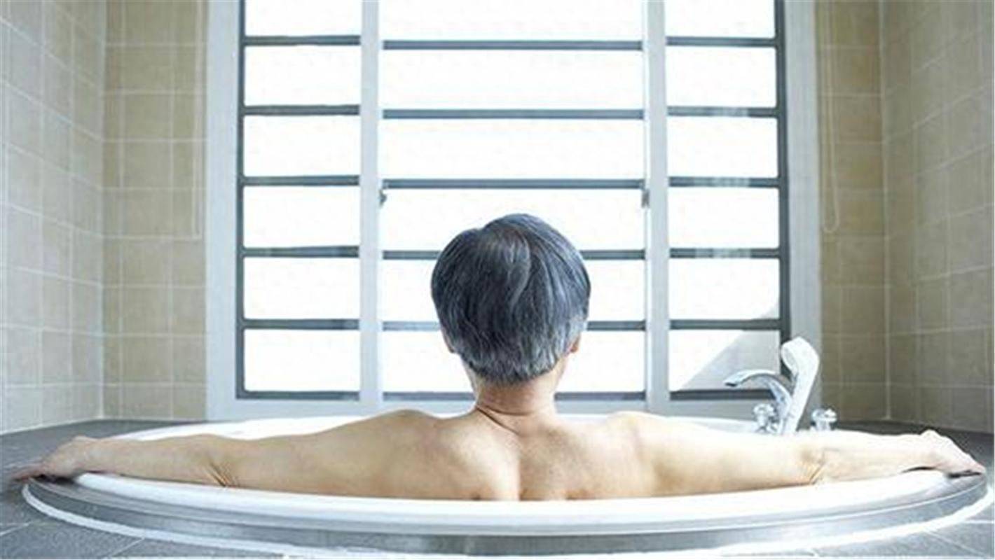 医生提醒：夏天脑梗多，老人宁愿不洗澡，也要忍着别洗“三种澡”