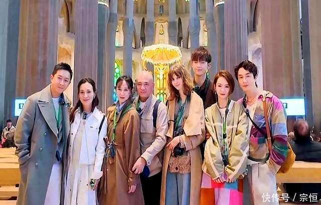 原创            胡静戚薇同框聚餐，白裙造型引热议，李承铉朱兆祥互动成焦点