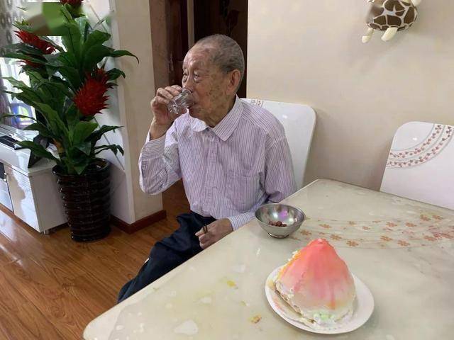 医生发现：男性若长期不喝酒，用不了多长时间，身体或有6个变化