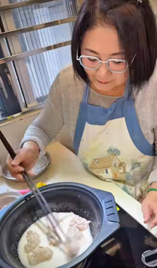 74岁TVB前花旦炸鸡视频爆红，冻龄状态获赞，完胜46岁港姐冠军