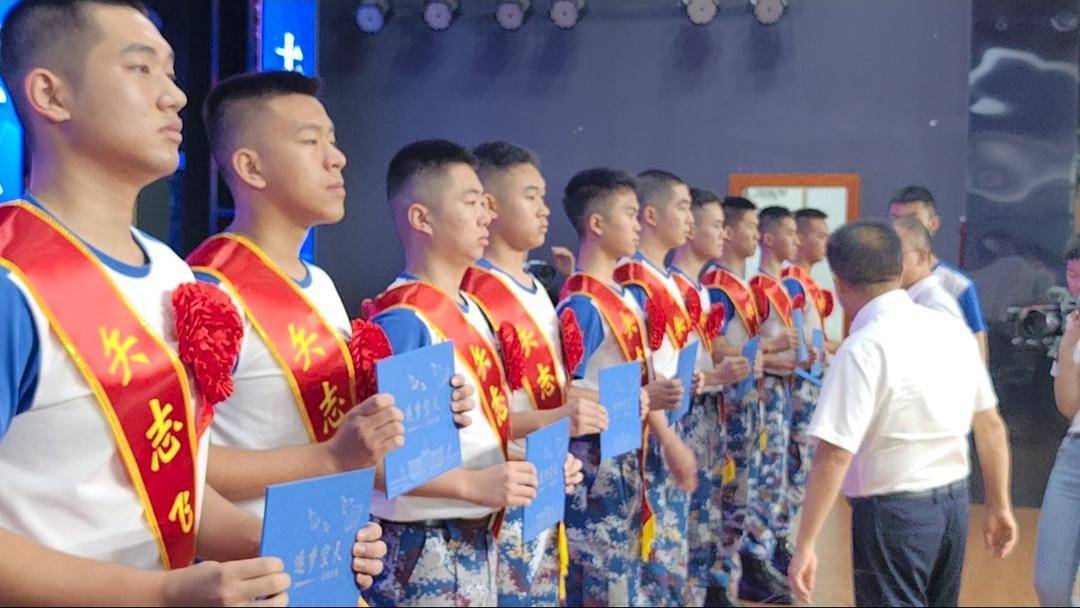 人数全国第一！绵阳中学40余人被录取为空军飞行学员