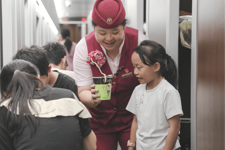 高铁上不能吃泡面？需要理解乘客的痛点