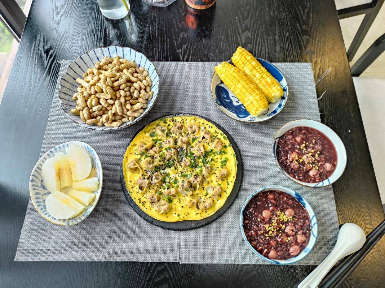 省事儿！三伏天老两口早餐，蒸1锅煮1锅，老公：没吃饱！